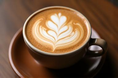 En kopp spesialkaffe med nydelig latte art.